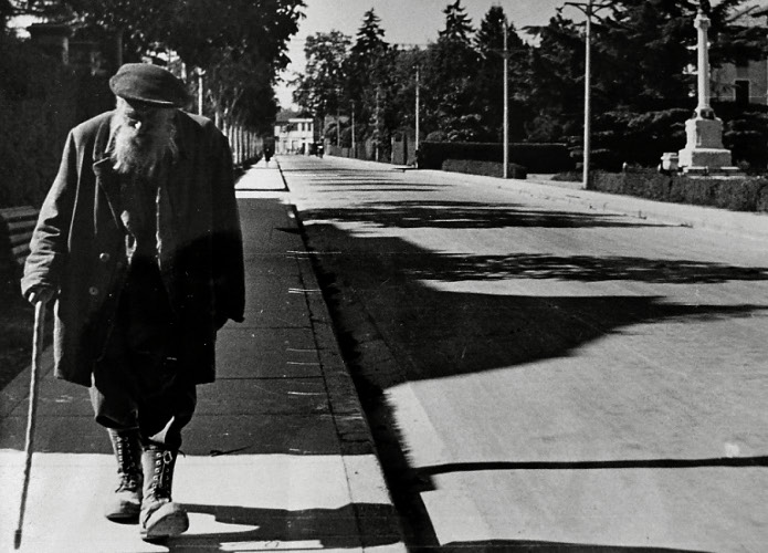 Un mendicante lungo viale Stazione a Latisana