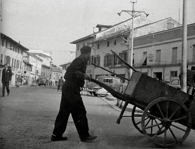 Un netturbino di allora con il classico carretto